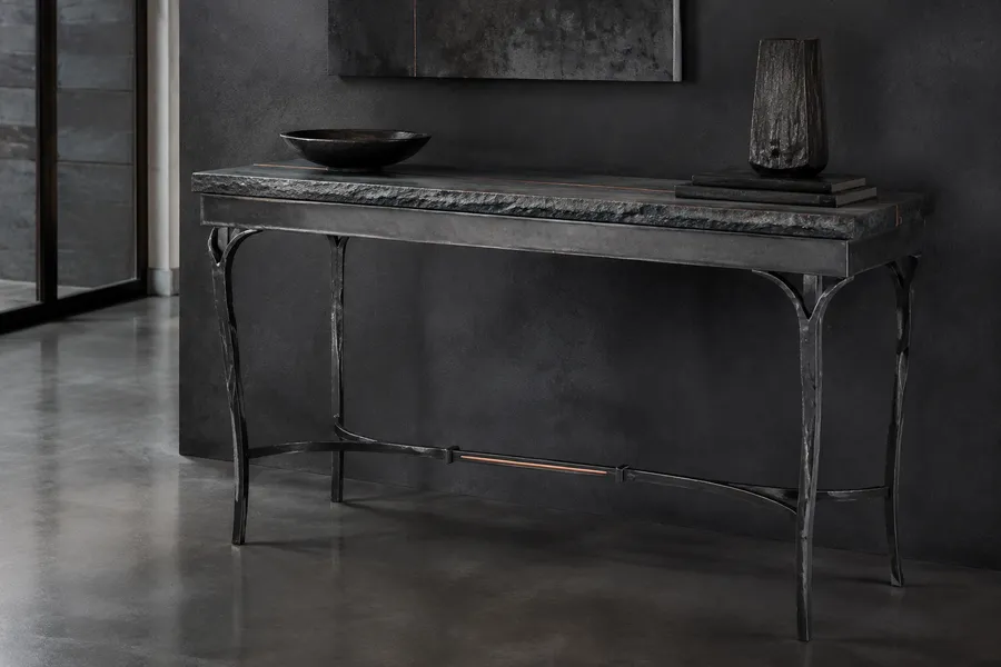 Consola de hierro forjado con tablero de piedra oscura